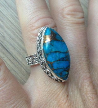 Zilveren ring ovale blauw Turkoois in bewerkte setting 17.7 mm